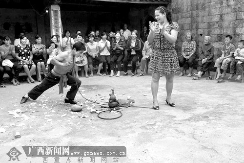 融安县长安镇乡村杂技师为村民表演杂技(图)