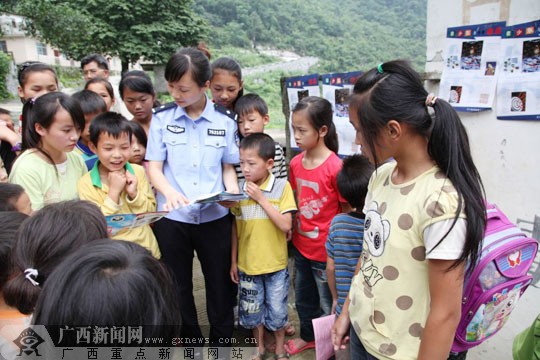 东兰县民警深入山区小学 为孩子普及禁毒知识