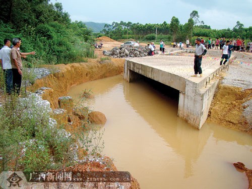 设计是天桥施工方改成涵洞 居民雨天出行不便(图)