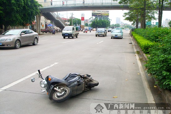 男子骑电动车横穿马路被撞飞 事发南宁市白沙大道