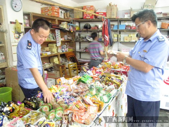 工商检查人员入店检查流通环节儿童食品.