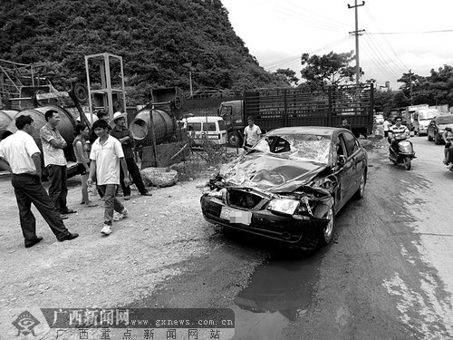 柳州:一辆小轿车钻进一辆正在转弯的大货车车