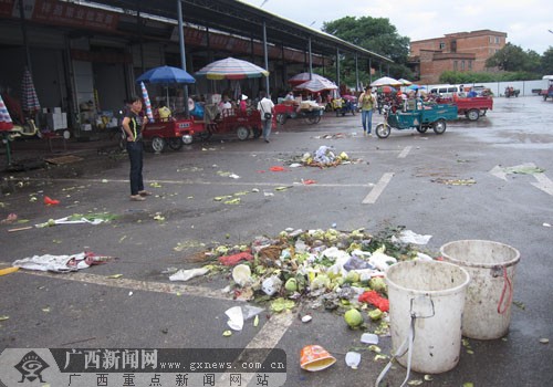 南宁一市场环境脏乱差负责方称将加大监督力度