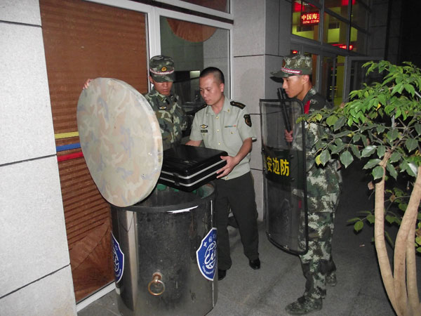 友谊关边防检查站组织开展应急处突演练(组图)