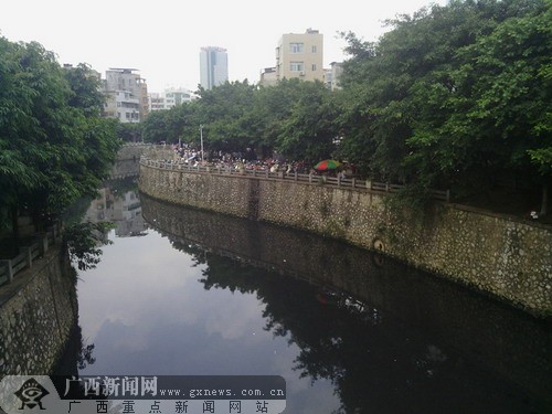 颜凌霜)台风韦森特过后,南宁朝阳溪双孖井市场附近的河