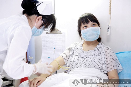 18岁女孩患白血病养父母一筹莫展渴望见亲生打女生吊漫画图片