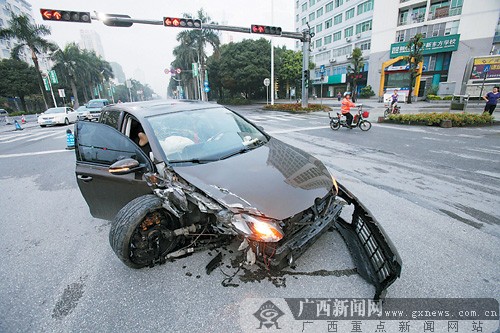 肇事车被撞得相当严重.记者 苏华摄