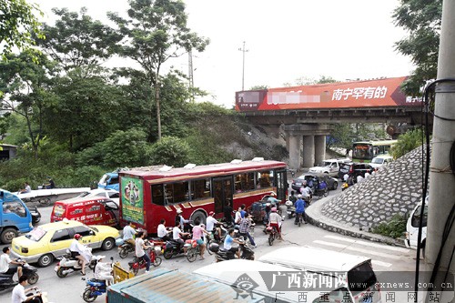 南宁五一路交通乱象严重 五种"病"病因都是贪方便