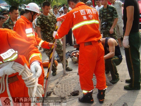 南宁小伙半夜藏身下水道 敲井盖伸铁丝呼救(