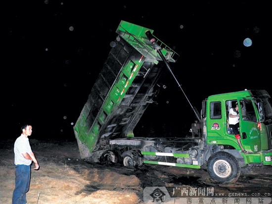 挺举触碰高压线泥头车引火烧身 幸无