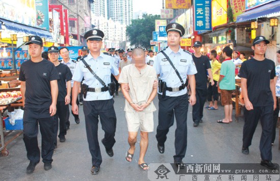 警方押解嫌疑人指认现场.记者 苑长军摄