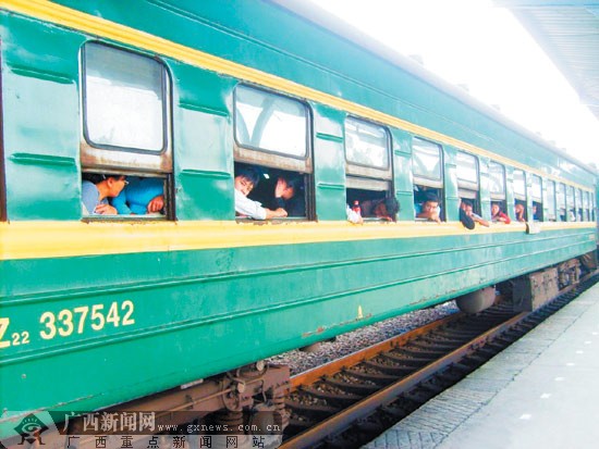 宁铁晒蓝皮慢车图 绿皮车淡出视野折射大变迁
