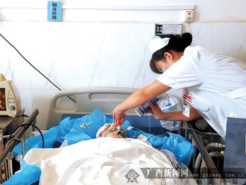 农女士手术后昏迷不醒,仍未脱离生命危险.记者 赵劲松摄