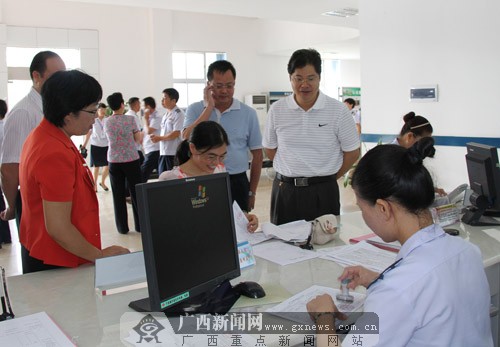 自治区地税局深入基层召开行风评议员座谈会