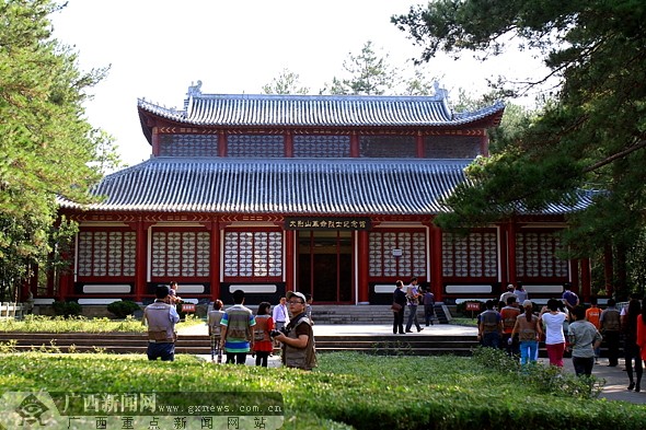 岳西县大别山革命烈士纪念馆 广西新闻网记者 唐志坚摄 岳西县大别山烈士陵园 岳西烈士陵园,是安徽省爱国主义教育基地和重点烈士纪念建筑物保护单位,是国家红色旅游精品线路中岳西红色景区的重要景点。陵园位于安徽省安庆市岳西县城,距离东香高速岳西出口1公里,交通便利。 岳西是著名革命根据地,早在1924年王步文(后任中共安徽省委首任书记)就在这里开展革命活动,发展党员;1927年建立党小组;1930年前后在王效亭等共产党人领导下的六霍系列起义中的包家河、头陀河、黄尾河暴动和潜山地区的请水寨暴动,相继在这里