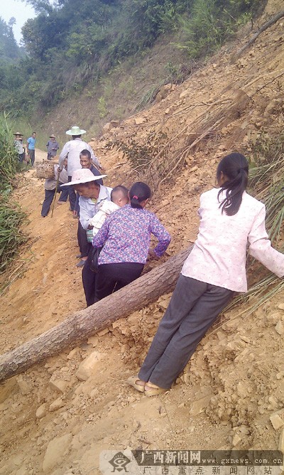 蔡俊聪)10月10日,记者前往桂平市麻垌镇全安村,在经过一段塌方路段时