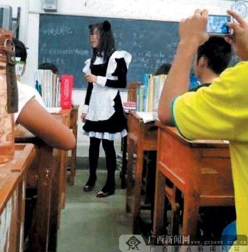 玉林一中学实习老师为兑现承诺穿女仆装现身教