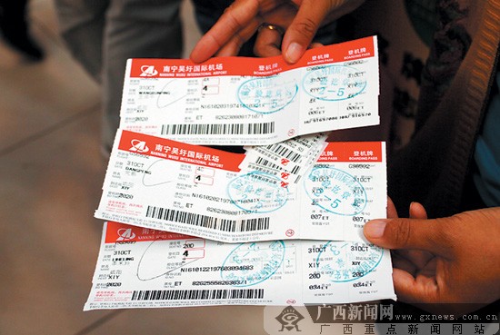 一名乘客拿着延误航班的登记牌等待改签。见习记者 吴际摄 广西新闻网南宁讯(见习记者吴际)10月31日,天津航空公司一架由南宁飞往咸阳的GS6592航班因故延迟起飞。南宁吴圩国际机场及天津航空公司采取措施,对每位乘客赔偿100元。由于部分旅客不满机场和航空公司工作人员的态度,拒绝搭乘11月1日凌晨1时晚点出发的航班,被滞留在机场一夜。 乘客:工作人员态度不好 10月31日晚8时50分,南宁吴圩国际机场响起航班延误的广播,乘坐GS6592航班的乘客也收到了中国民航信息中心发来的短信,告知他们原定当晚
