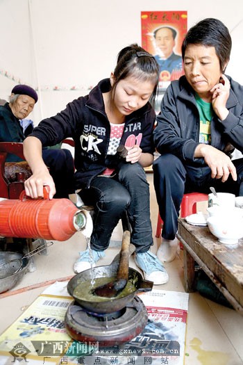 一个女孩四个 妈 志愿者让15岁女孩感受母爱温