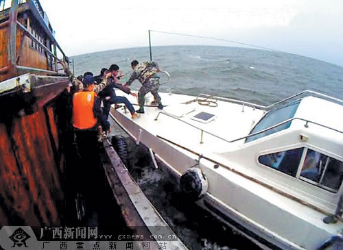 越南渔船在防城港海域遇险 海警施救三名船员脱险