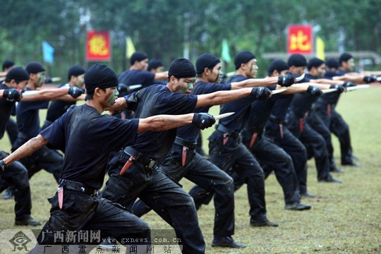 广西新闻网一寸短,一寸险,警用匕首是公安民警近身格斗,防暴制敌的