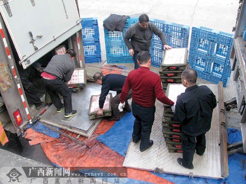 运钞车侧翻图片
