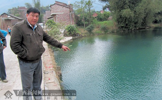 忻城一男子骑摩托车坠河身亡 村民主动下水捞