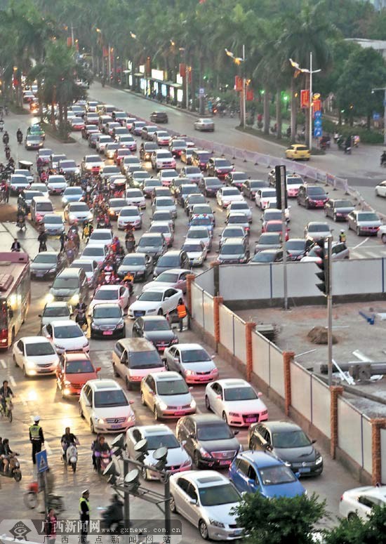 南宁地铁施工堵车不可避免 心有堵点图出行少