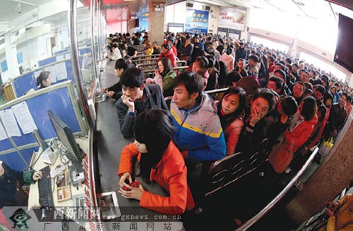 南宁迎来返程高峰 进城车辆密集埌东入口拥堵