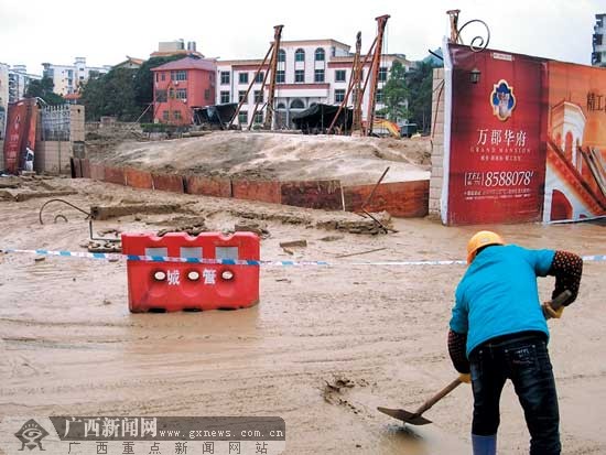 張貼廣告圍墻倒塌 兩名工人不幸遇難