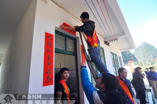 广西社会和谐稳定发展基金会志愿者为老人送温