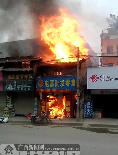 南宁市长堽路一居民房发生火灾 4店铺遭殃(组