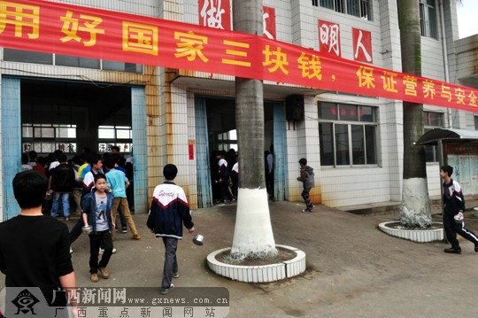 南宁市宾阳县黎塘镇第二初级中学学生到食堂内吃营养午餐.