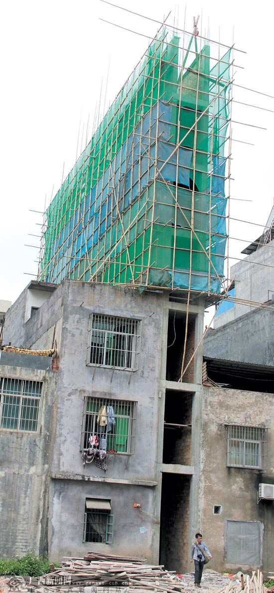 南宁市良庆区楼薄薄开拆 预计15天拆掉上面