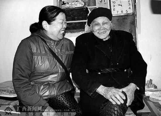 101岁孤老有对孝顺 <em>儿女</em> 夫妇无偿<em>照顾老人</em>33