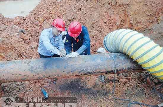 工地勾机惹祸燃气管道"撒气" 相关部门人员抢修