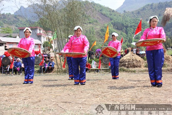南丹举行壮族蚂拐节 演民俗祈丰收(图)
