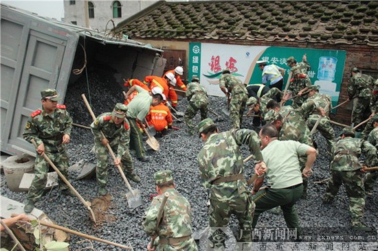 消防官兵救援现场.广西新闻网通讯员 吴勇 摄