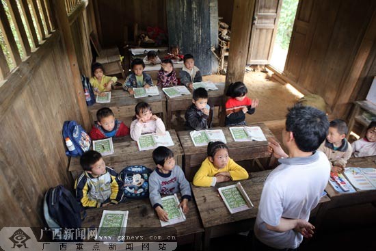 孩子们在漏风的教室里上课.