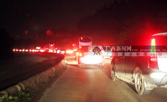 接连的追尾事故造成高速路堵塞.
