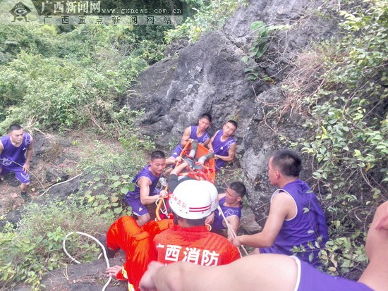 消防官兵用多功能救援担架将伤者抬下山。 广西新闻网灵山4月16日讯(记者 陈琳燕)4月15日16时17分,钦州市消防支队灵山大队接到报警,有群众在灵山六峰山公园登山时听到山上传来求救声音,怀疑是有人在登山时不慎坠落。灵山消防迅速出动一辆抢险救援车、6名官兵前往营救。 当日16时23分,灵山消防官兵到达现场后,向报警人了解情况后,得知被困人重伤被困在山腰,山底到距离伤者被困地方大约两百米左右,消防队员2人一组,在距离伤者发出求救附近沿山搜寻被困者。大约20分钟后,消防官兵发现了一名约60岁的老人躺在石壁旁