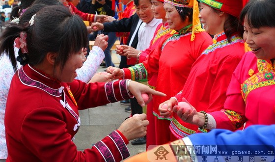 大化:山歌碰蛋欢度"三月三"(图)-广西新闻网