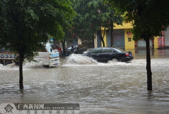 玉林遭强降雨袭击 福绵与博白交界山洪暴发(组图)