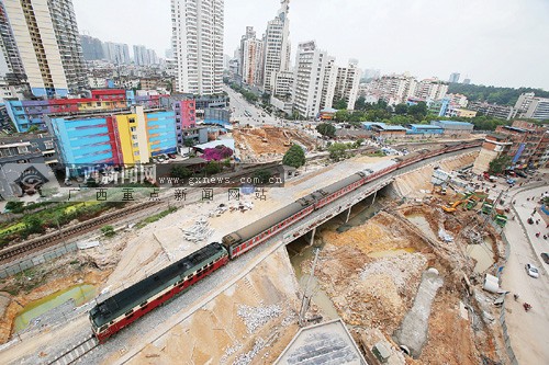 南宁民主铁路立交完成转线 桥下道路两月后或通车