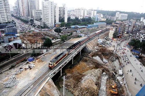 列车在湘桂线民主铁路桥路段行驶