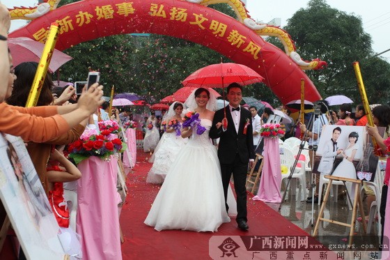 大化:17对新人举行集体婚礼(组图)-广西新闻网