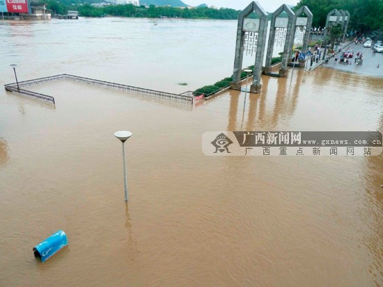 桂林漓江今年首超警戒水位 阳朔排筏封航(图)