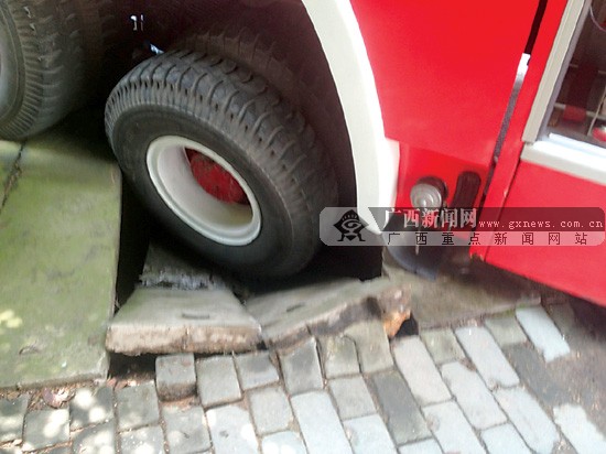 消防车赶赴火场途中陷进线缆井 消防员跑步去