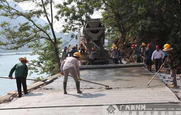 大化县北景乡平方村村级道路硬化施工现场.广西新闻网通讯员 班师 摄