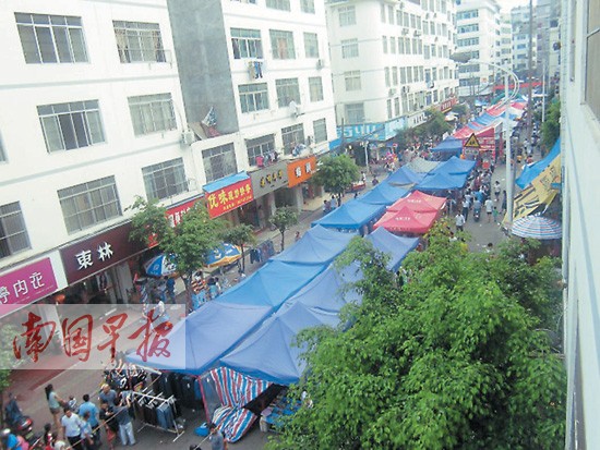 美食一条街几十个摊点将道路挤满 堵了市民回家路